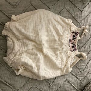 Old Navy Romper with Embroidered Flowers NWOT 6-12 months